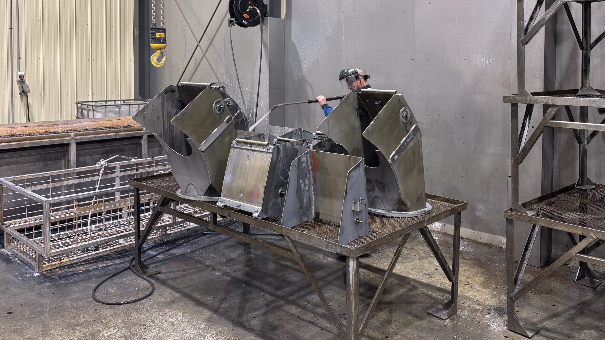 Nettoyage des pièces soudées avant la peinture industrielle fait par Conception PMB